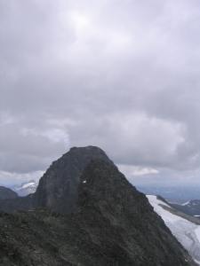 Søndre Soleibotntind 2049 moh er på ryggen mot Ringstind