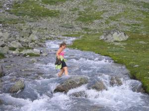 Marthe krysser elva uten sko