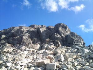 Å komme seg opp på toppen byr på litt krevende klyving de siste 4-5 høydemeterne. Det er visstnok kun 5 steder man kan komme seg opp uten tau, og det gjelder å finne en av disse