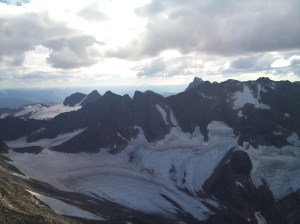 Utsikten fra toppen, Dyrhaugsryggen i front, mener man kan skimte Både Autsbotntind og Ringstind bak