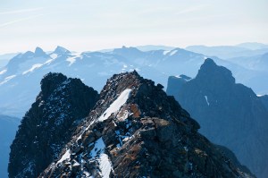 Fra Store, ser man sørover mot Midtre Nordre og Midtre Søndre. Lengre til høyre er et par av Midtmaradalstindane