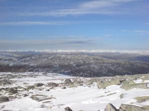 Når vi snur nesa nordøstover igjen på veg ned, ser vi Josten i det fjerne. Den må gås en dag