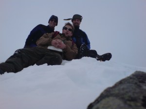 Vestraste Austanbotntind 2020 moh. Legg merke til hvordan vinden tar i luestroppen til Fridtjov