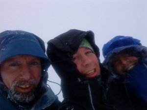 Dårlig vær, men godt humør på toppen. Null utsikt. Fridtjov Fremstad, Torger Kjeldstad, Bjørn Bye