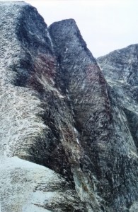 Opp mot Vinjeronden fra bandet mellom Storronden og Vinjeronden. Her er det bratt opp, og bratt utom eggen